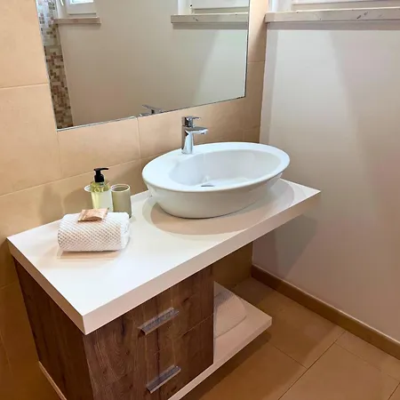 Pine Tree Seaside Apartments 500M To Beach Appartement *